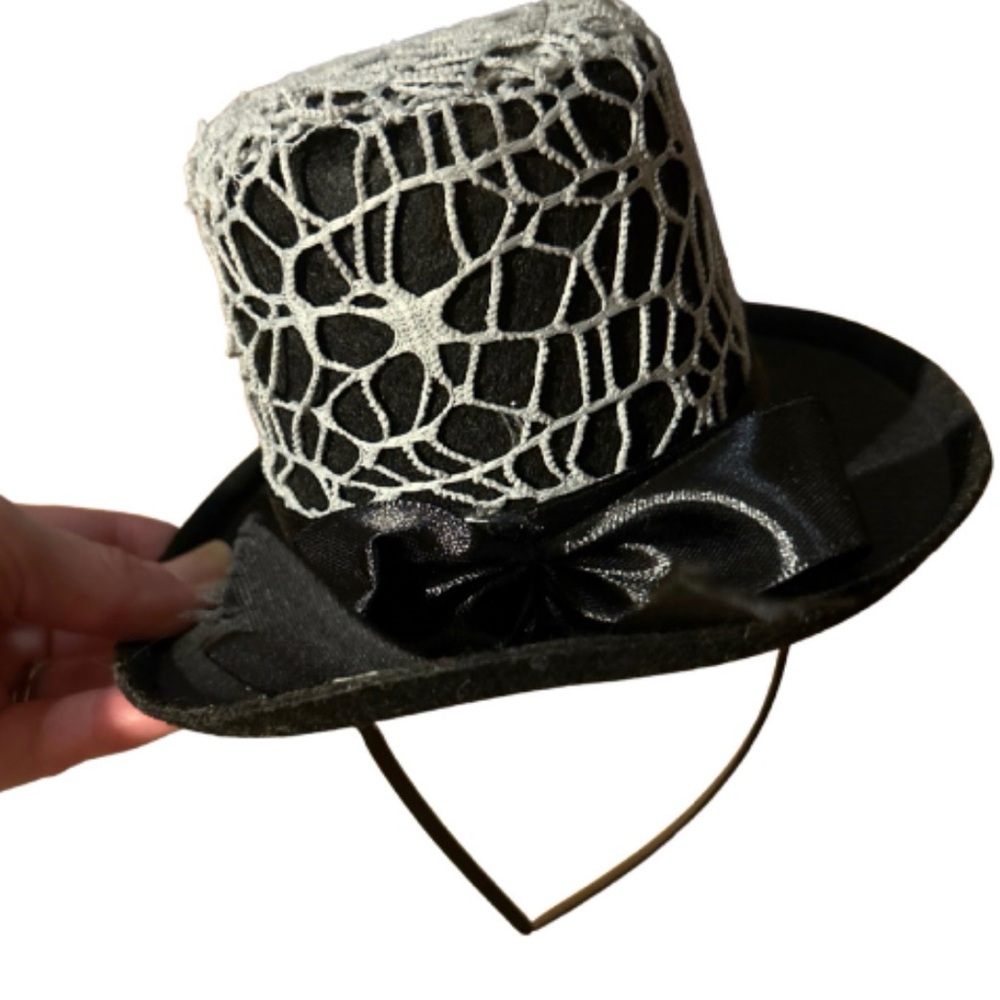 Statement webbed looking top hat headband NWT